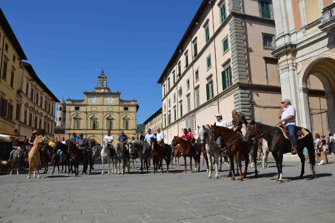 Città di Castello in festa  per la passeggiata a cavallo